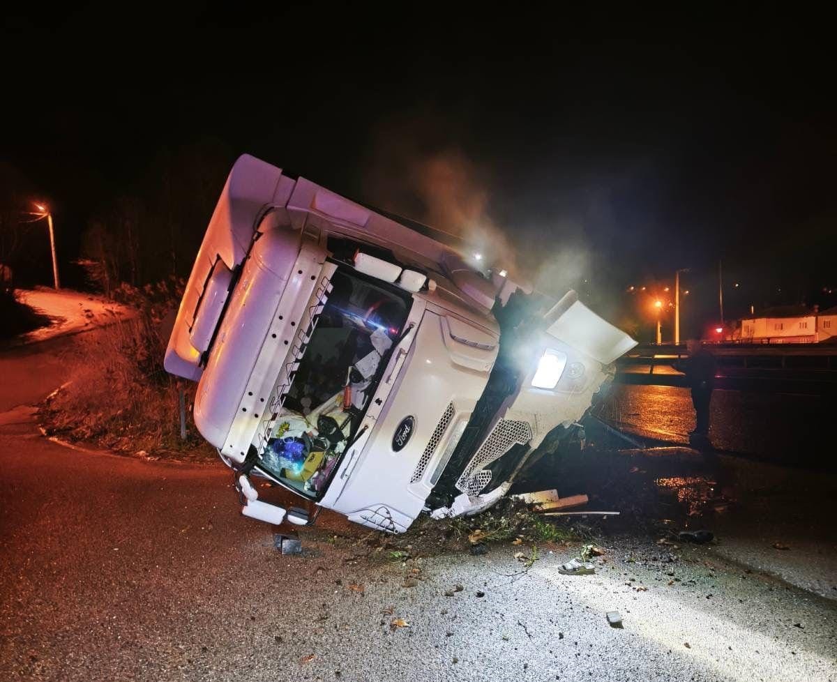 Bursa’da direksiyon hakimiyetini kaybeden tır kanala uçtu
