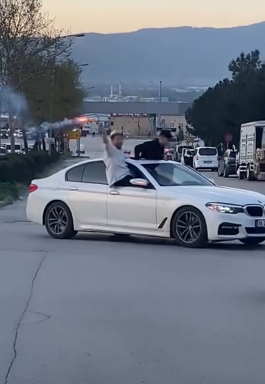 Bursa’da düğün konvoyu tehlike saçtı

