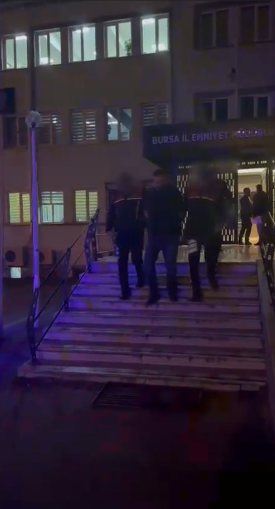 Bursa’da ‘dur’ ihtarına uymadı, evinden uyuşturucu ve silah çıktı

