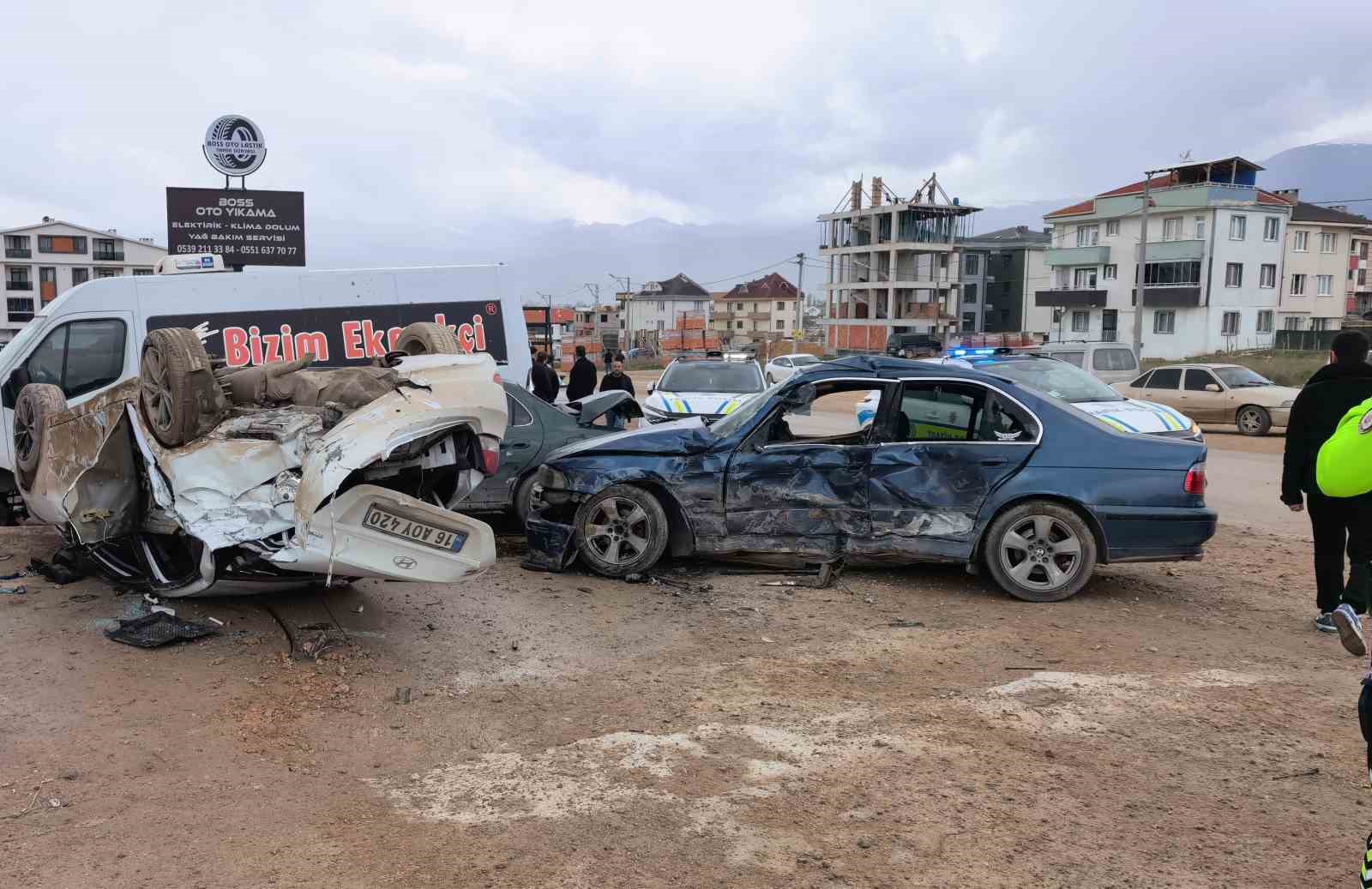 Bursa’da ehliyetsiz sürücü, park halindeki araçlara çarptı: 8 öğrenci yaralandı
Bursa’da ehliyetsiz sürücü, park halindeki araçlara çarptı: 8 öğrenci yaralandı