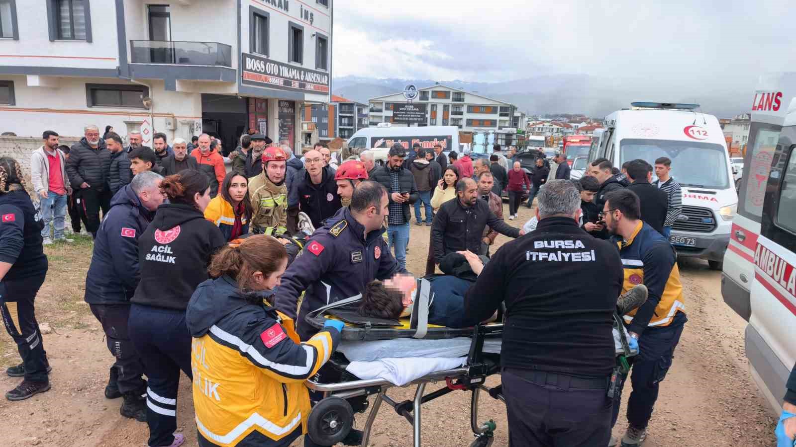 Bursa’da ehliyetsiz sürücü, park halindeki araçlara çarptı: 8 öğrenci yaralandı
Bursa’da ehliyetsiz sürücü, park halindeki araçlara çarptı: 8 öğrenci yaralandı