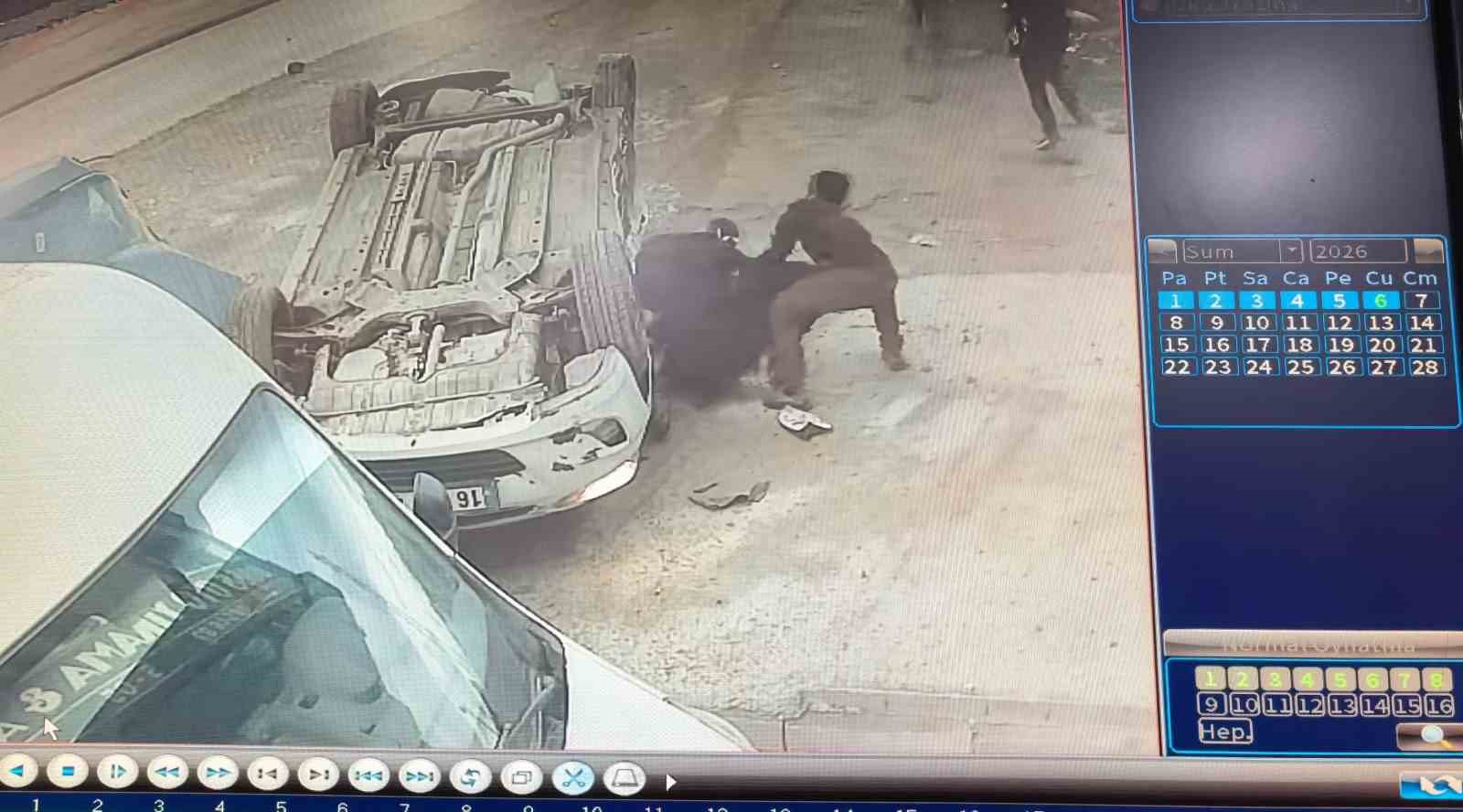 Bursa’da ehliyetsiz sürücü, park halindeki araçlara çarptı: 8 öğrenci yaralandı
Bursa’da ehliyetsiz sürücü, park halindeki araçlara çarptı: 8 öğrenci yaralandı