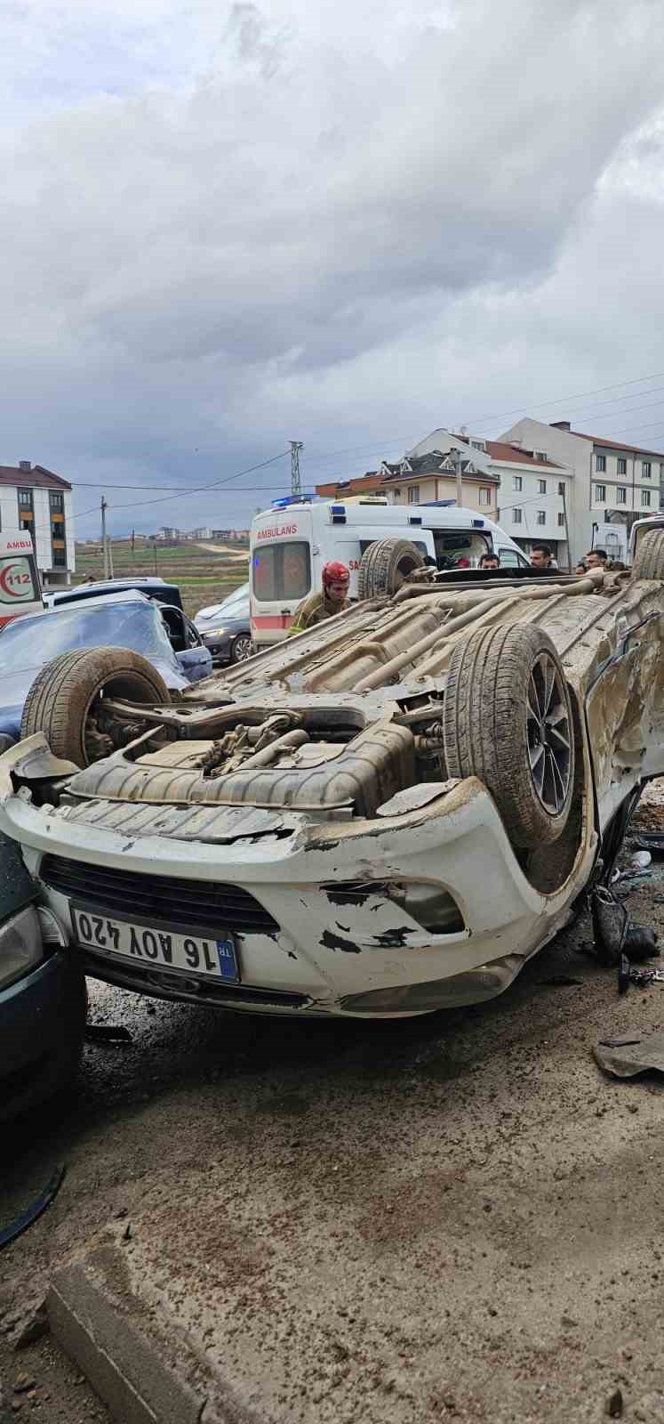 Bursa’da ehliyetsiz sürücü, park halindeki araçlara çarptı: 8 öğrenci yaralandı
Bursa’da ehliyetsiz sürücü, park halindeki araçlara çarptı: 8 öğrenci yaralandı