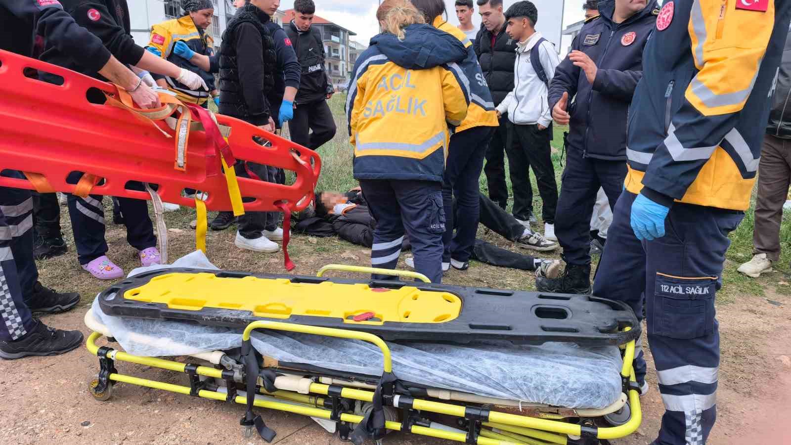 Bursa’da ehliyetsiz sürücü, park halindeki araçlara çarptı: 8 öğrenci yaralandı
Bursa’da ehliyetsiz sürücü, park halindeki araçlara çarptı: 8 öğrenci yaralandı