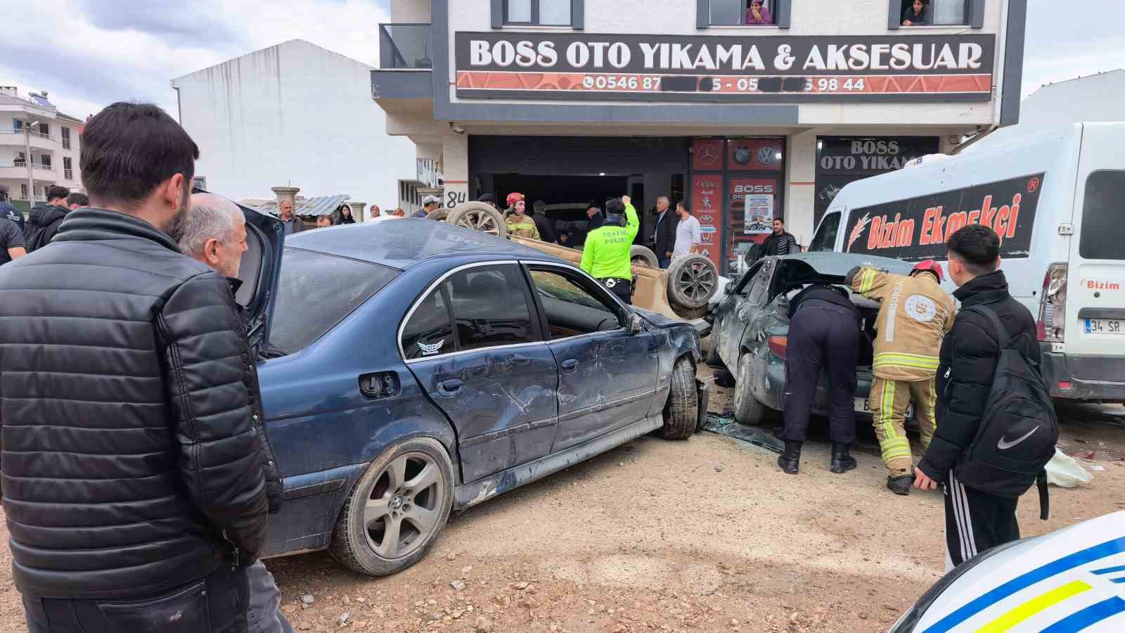 Bursa’da ehliyetsiz sürücü, park halindeki araçlara çarptı: 8 öğrenci yaralandı
Bursa’da ehliyetsiz sürücü, park halindeki araçlara çarptı: 8 öğrenci yaralandı