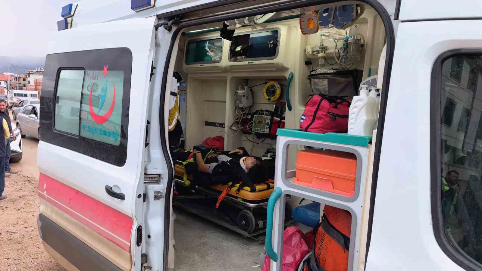 Bursa’da ehliyetsiz sürücü, park halindeki araçlara çarptı: 8 öğrenci yaralandı
Bursa’da ehliyetsiz sürücü, park halindeki araçlara çarptı: 8 öğrenci yaralandı