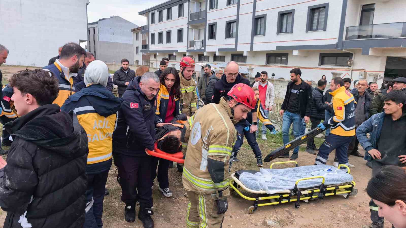 Bursa’da ehliyetsiz sürücü, park halindeki araçlara çarptı: 8 öğrenci yaralandı
Bursa’da ehliyetsiz sürücü, park halindeki araçlara çarptı: 8 öğrenci yaralandı