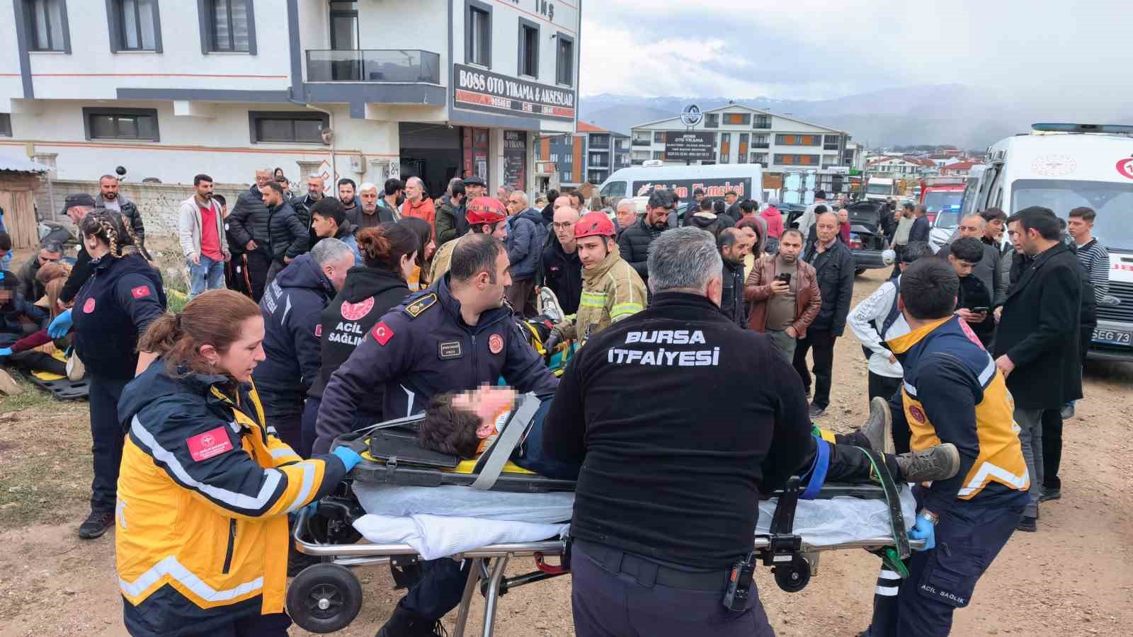 Bursa’da ehliyetsiz sürücü, park halindeki araçlara çarptı: 8 öğrenci yaralandı
Bursa’da ehliyetsiz sürücü, park halindeki araçlara çarptı: 8 öğrenci yaralandı