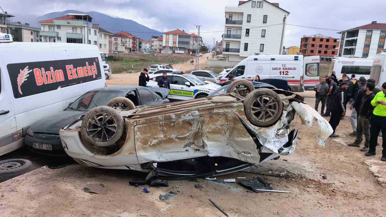 Bursa’da ehliyetsiz sürücü, park halindeki araçlara çarptı: 8 öğrenci yaralandı
Bursa’da ehliyetsiz sürücü, park halindeki araçlara çarptı: 8 öğrenci yaralandı
