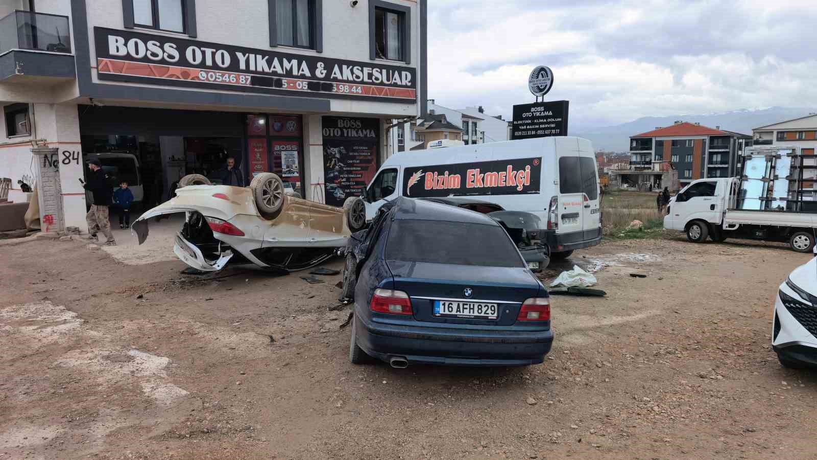 Bursa’da ehliyetsiz sürücü, park halindeki araçlara çarptı: 8 öğrenci yaralandı
Bursa’da ehliyetsiz sürücü, park halindeki araçlara çarptı: 8 öğrenci yaralandı