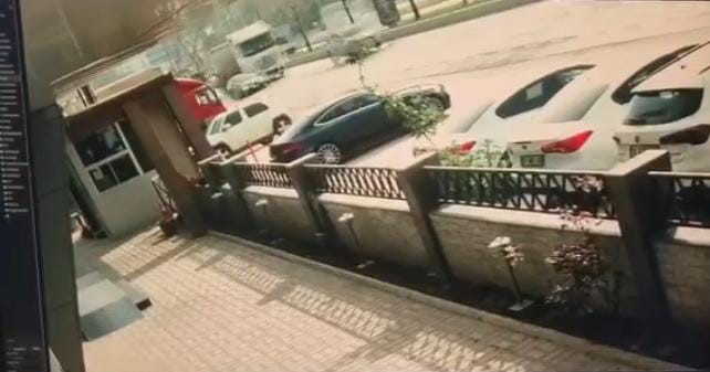 Bursa’da faciadan dönüldü: Tır otomobili metrelerce sürükledi
