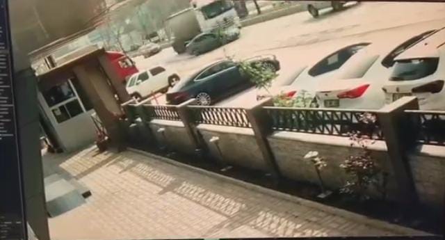 Bursa’da faciadan dönüldü: Tır otomobili metrelerce sürükledi
