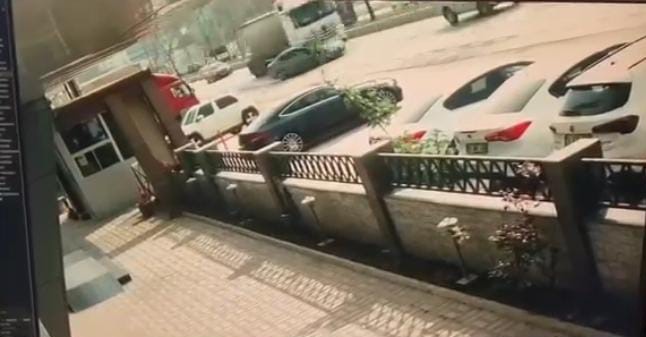 Bursa’da faciadan dönüldü: Tır otomobili metrelerce sürükledi
