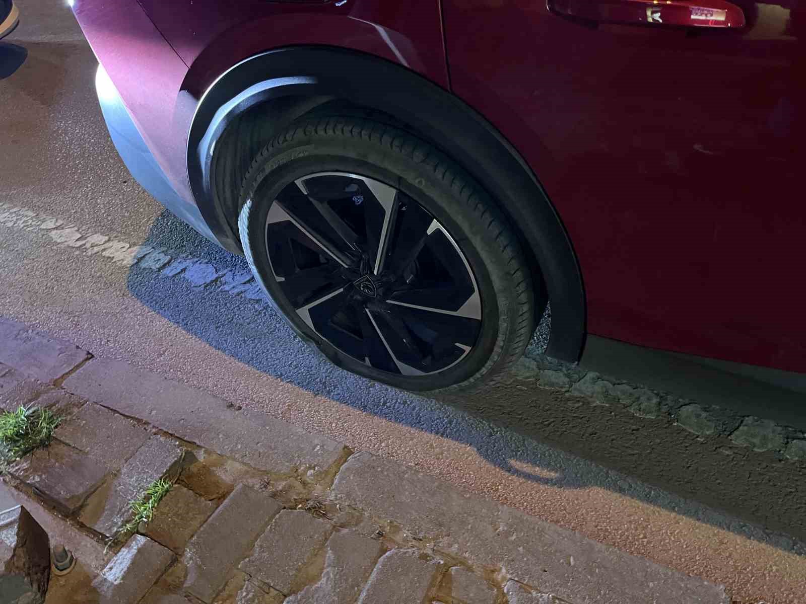 Bursa’da faciaya ramak kala, ağır demir aracın önüne düştü
Bursa’da faciaya ramak kala, ağır demir aracın önüne düştü