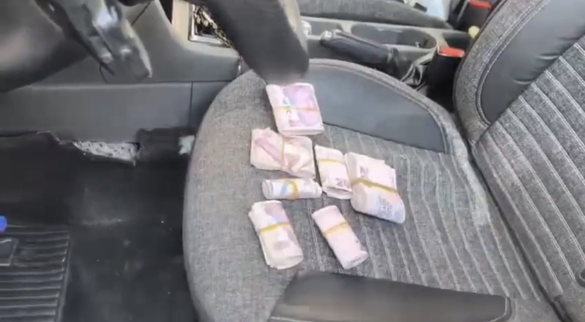 Bursa’da film gibi operasyon, Islak mendilden, aracın zulasına… Hepsi tek tek çıktı
