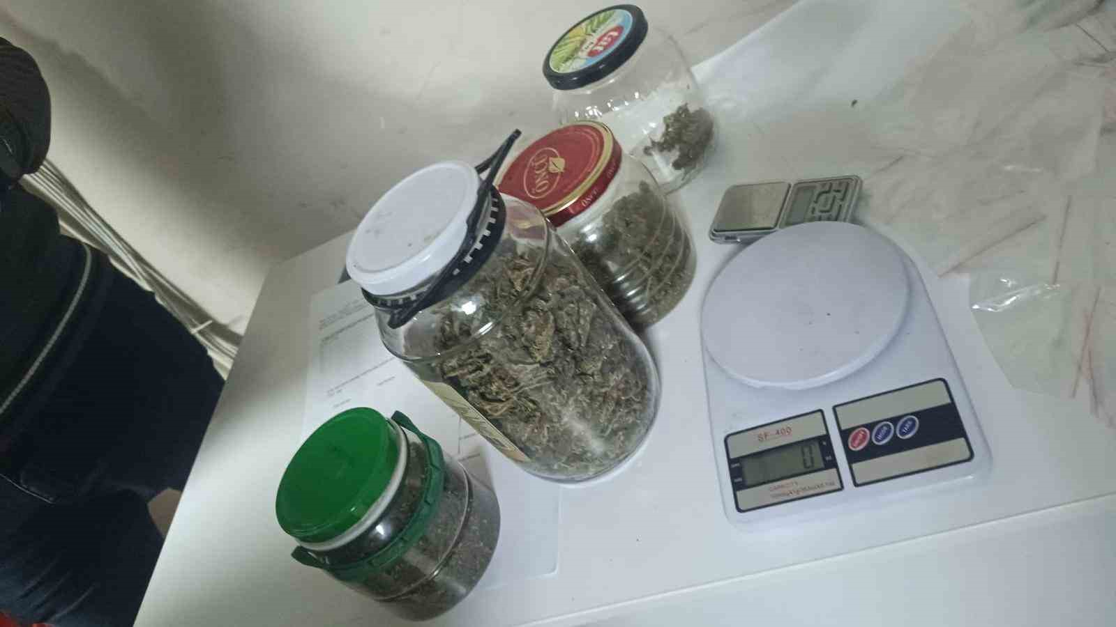 Bursa’da film gibi zehir baskını...Dilenci kılığındaki polis kapıyı açtırdı
