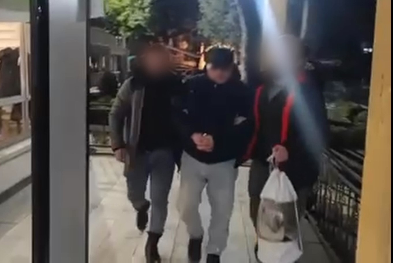 Bursa’da film gibi zehir baskını...Dilenci kılığındaki polis kapıyı açtırdı
