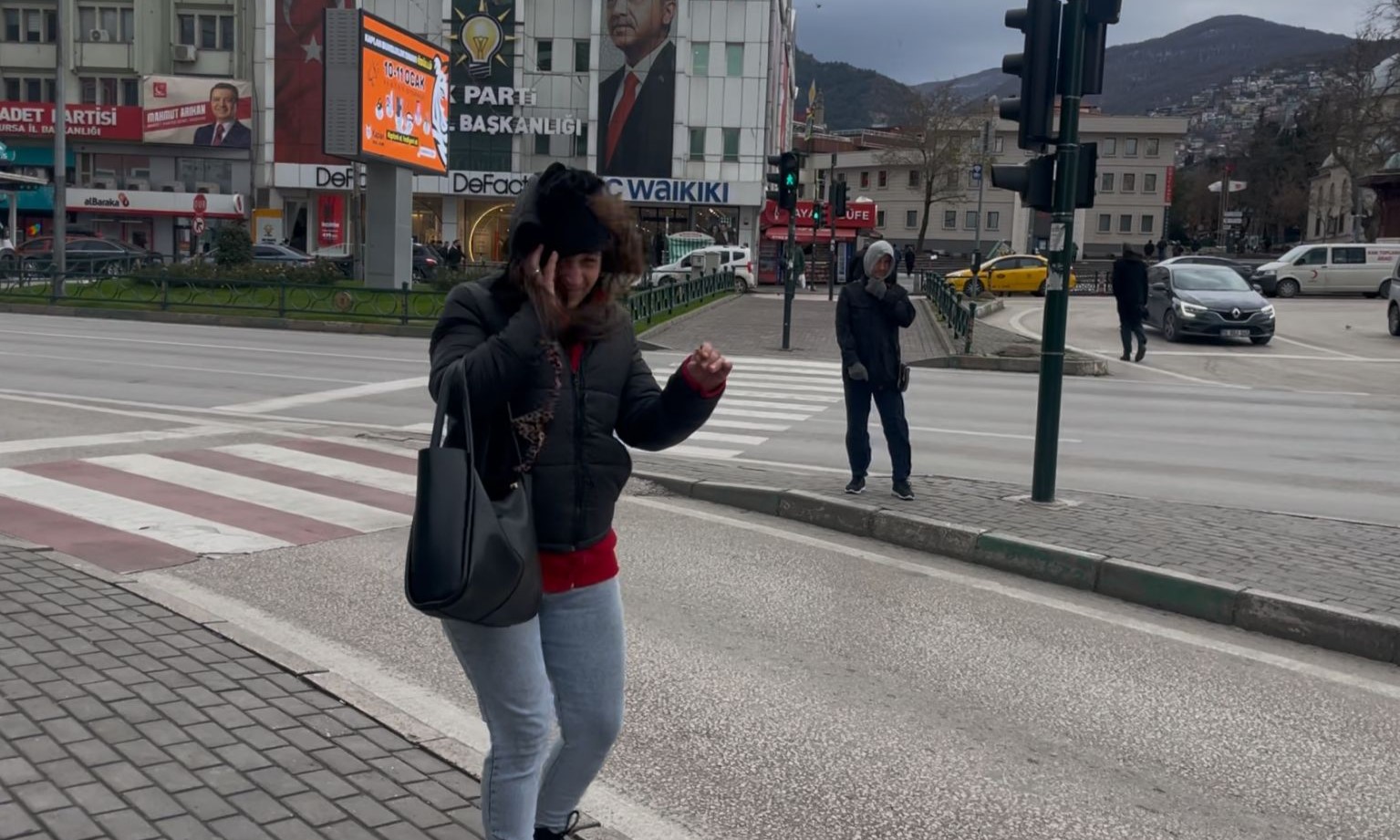 Bursa’da fırtına uçurdu...Yolda yürümekte güçlük çektiler
