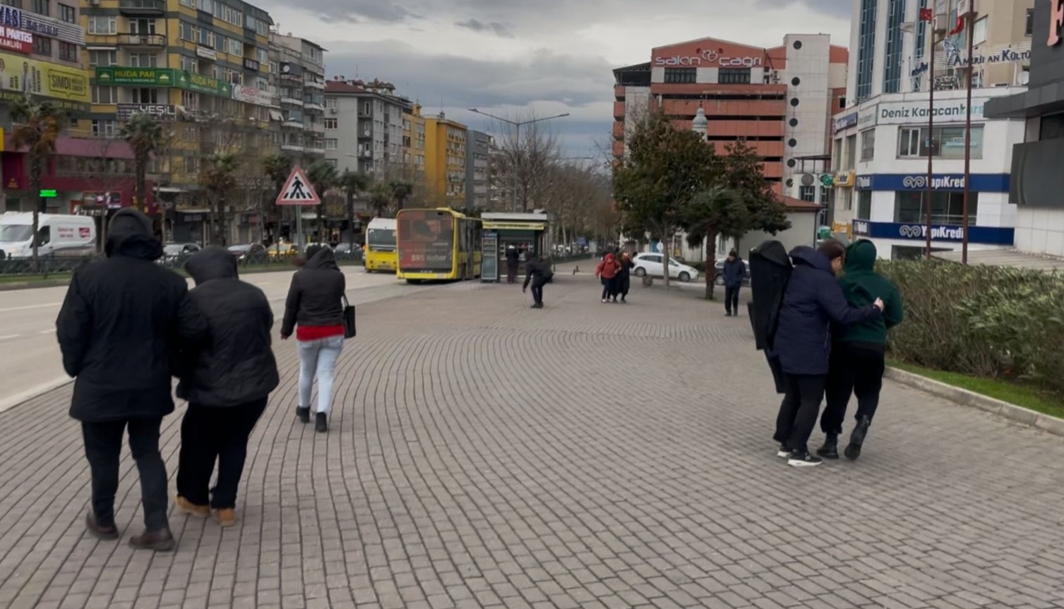 Bursa’da fırtına uçurdu...Yolda yürümekte güçlük çektiler
