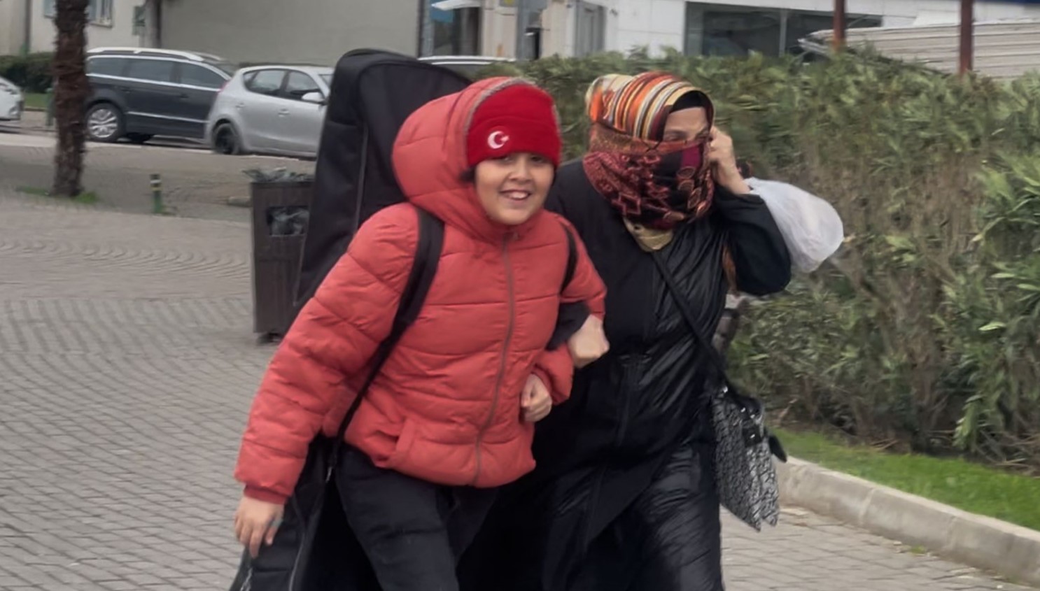 Bursa’da fırtına uçurdu...Yolda yürümekte güçlük çektiler
