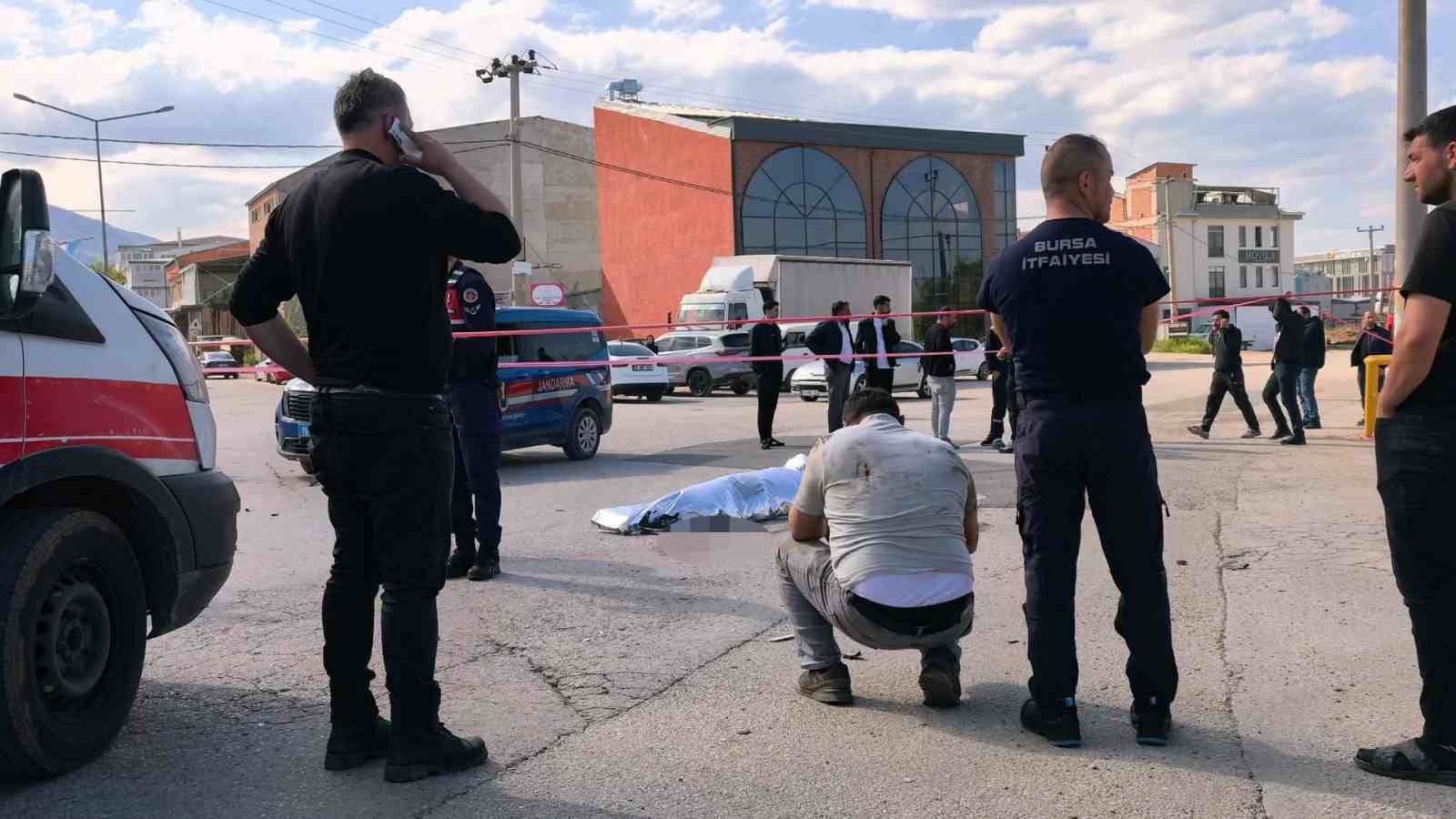 Bursa’da freni patlayan vinç dereye uçtu : Sürücü hayatını kaybetti
