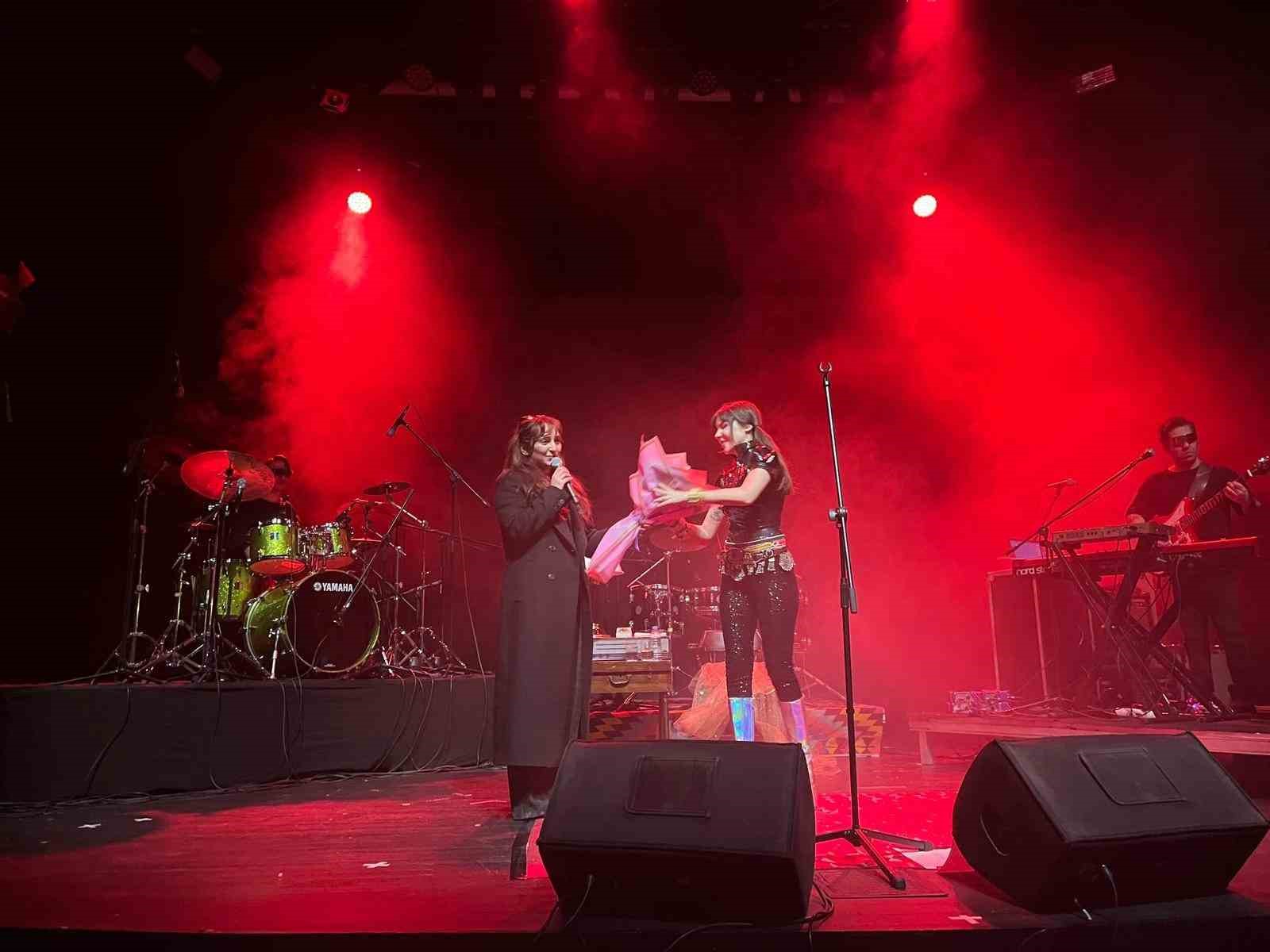 Bursa’da Gaye Su Akyol ile müzik dolu gece
