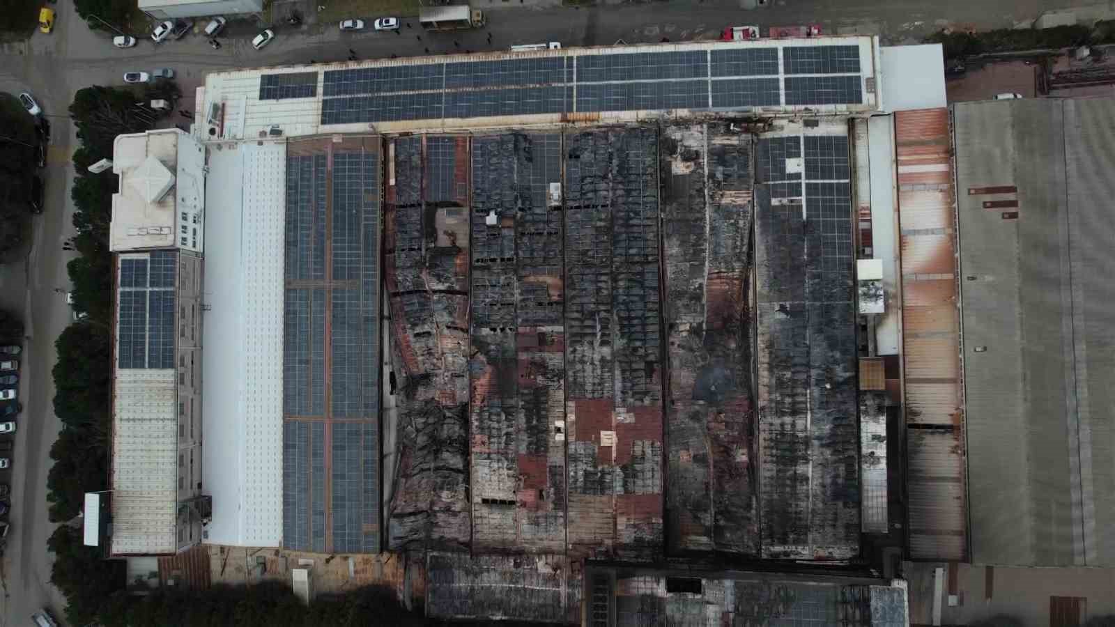 Bursa’da gece alevlere teslim olan fabrika sabahın ilk ışıklarıyla havadan görüntülendi
