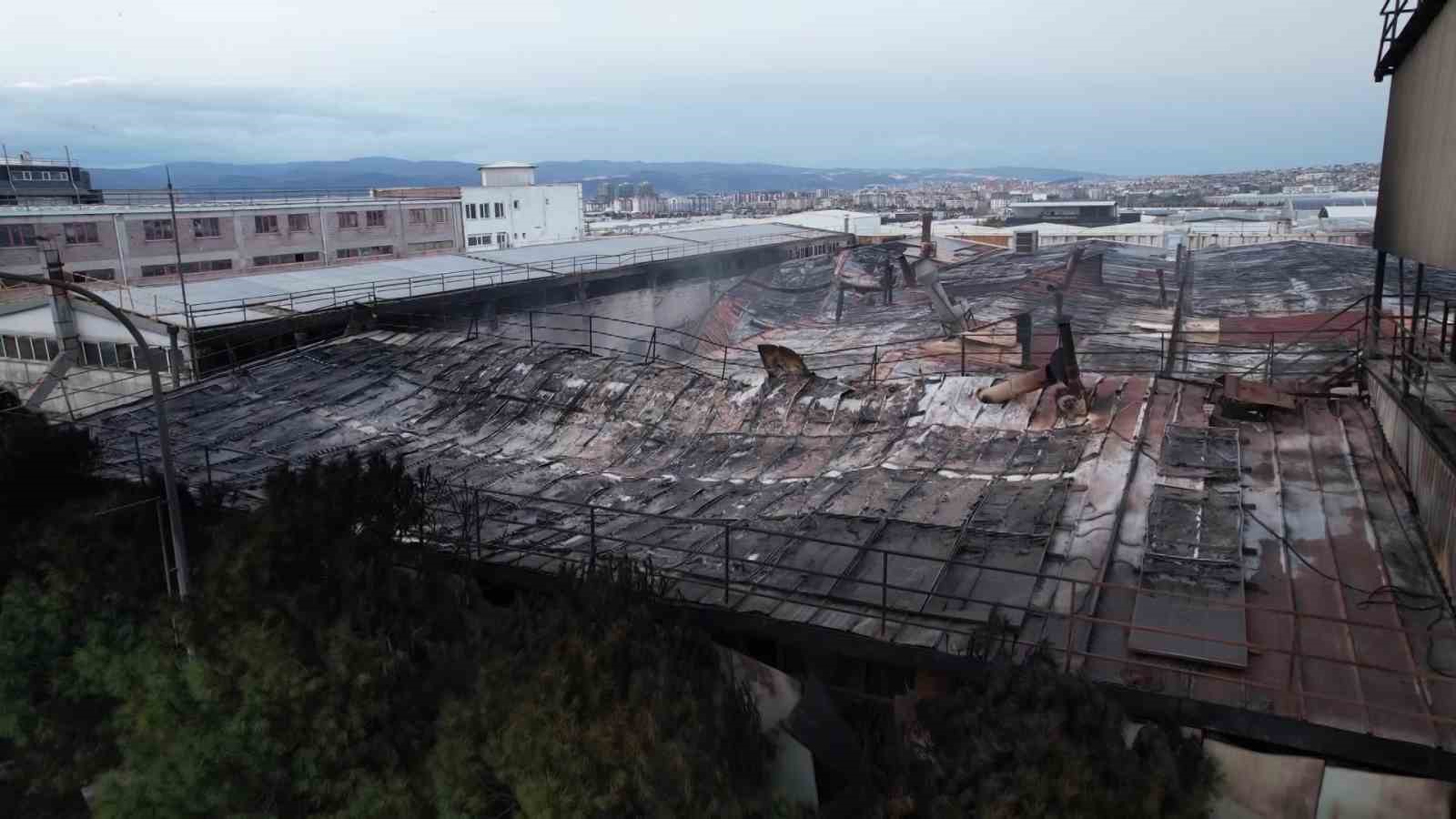 Bursa’da gece alevlere teslim olan fabrika sabahın ilk ışıklarıyla havadan görüntülendi
