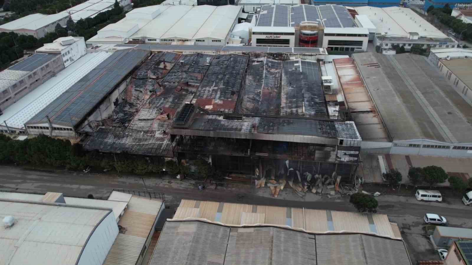 Bursa’da gece alevlere teslim olan fabrika sabahın ilk ışıklarıyla havadan görüntülendi
