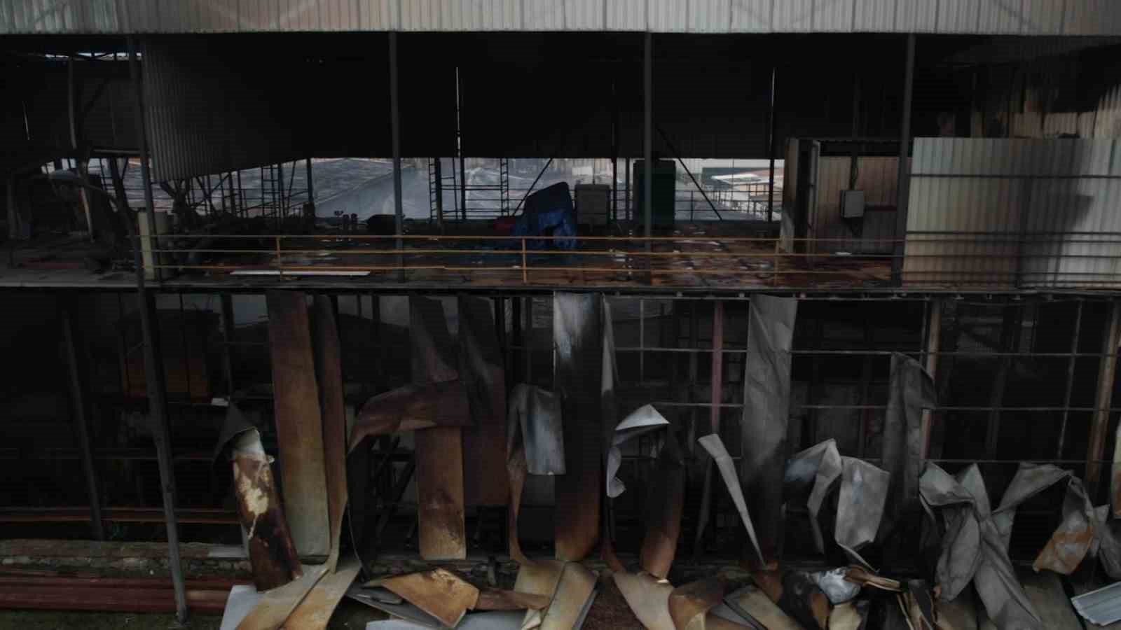 Bursa’da gece alevlere teslim olan fabrika sabahın ilk ışıklarıyla havadan görüntülendi
