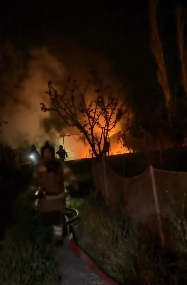 Bursa’da gece yarısı konteynır alevlere teslim oldu
