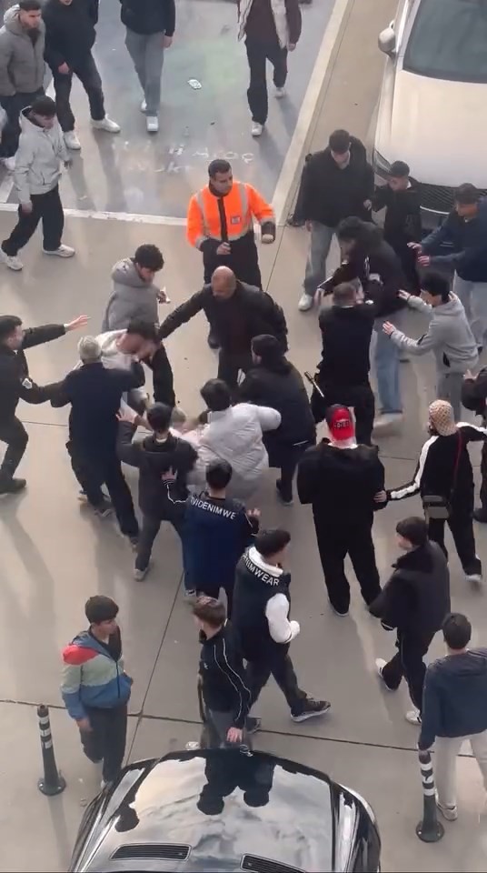 Bursa’da gençler birbirine girdi
