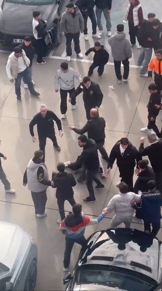 Bursa’da gençler birbirine girdi
