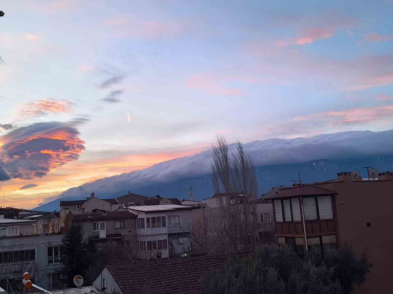 Bursa’da gökyüzünde oluşan bulutlardan görsel şölen
