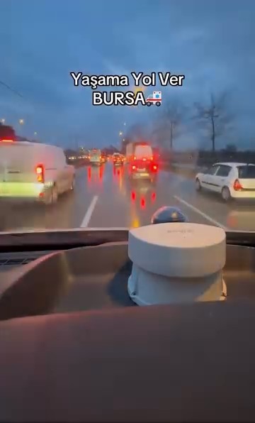 Bursa’da göz dolduran anlar, onlarca sürücü yol verdi
