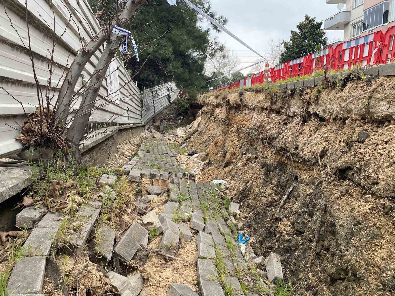 Bursa’da hafriyat çalışmasında yola zarar verdiler
