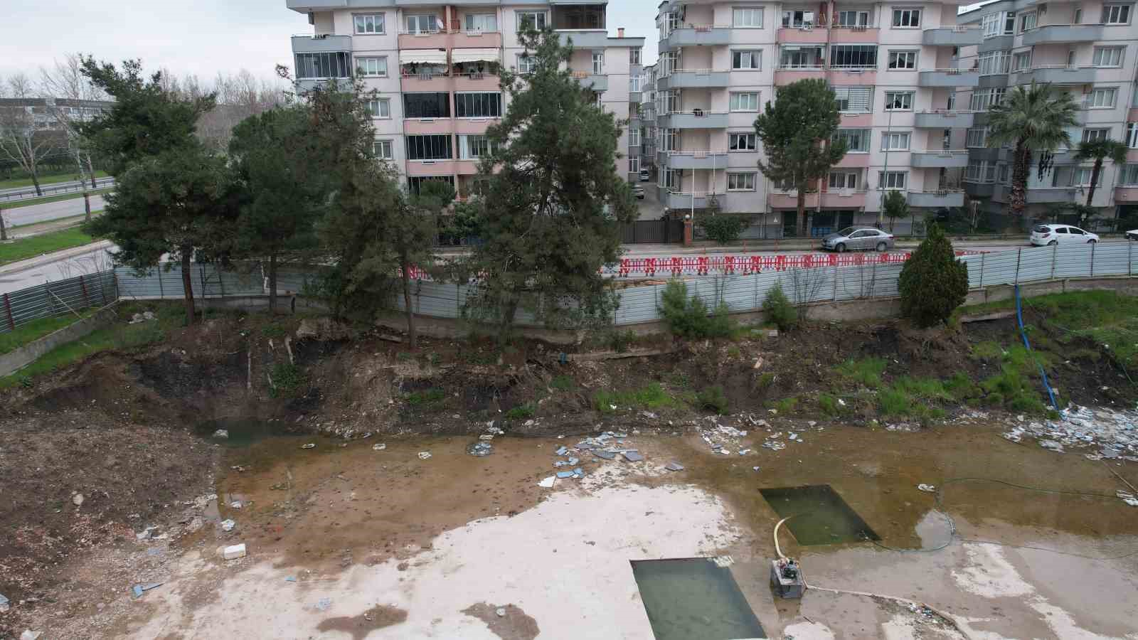 Bursa’da hafriyat çalışmasında yola zarar verdiler

