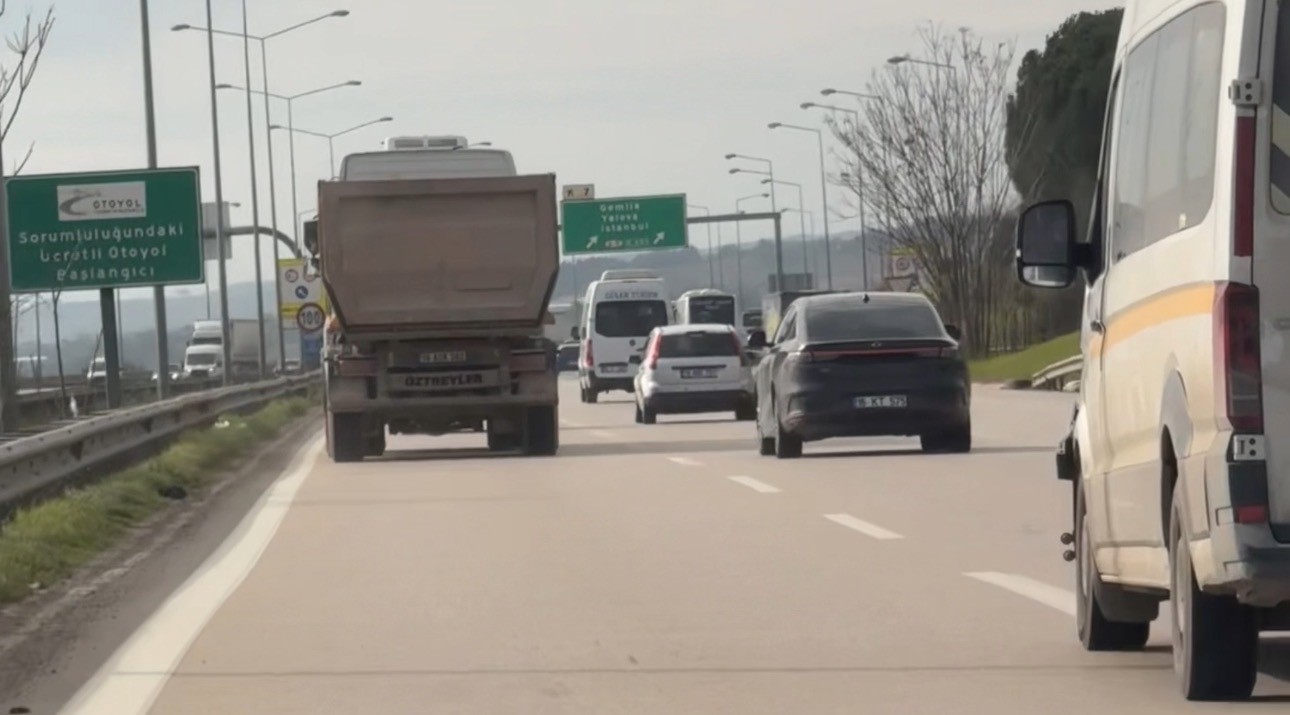 Bursa’da hafriyat kamyonu tehlike saçtı
