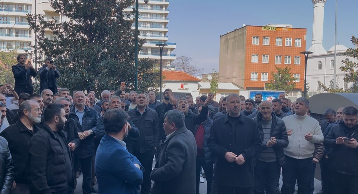 Bursa’da halk otobüsü esnafı belediye önünde toplandı

