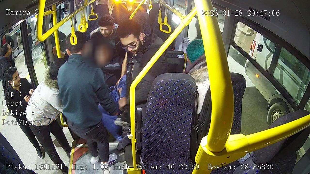 Bursa’da halk otobüsünde zamanla yarış...Kalp krizi geçiren yolcu için acile kırdı
