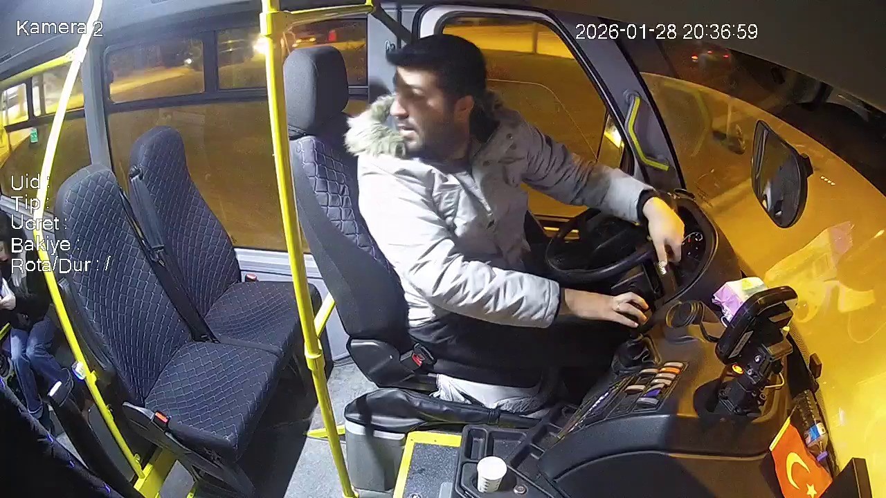 Bursa’da halk otobüsünde zamanla yarış...Kalp krizi geçiren yolcu için acile kırdı

