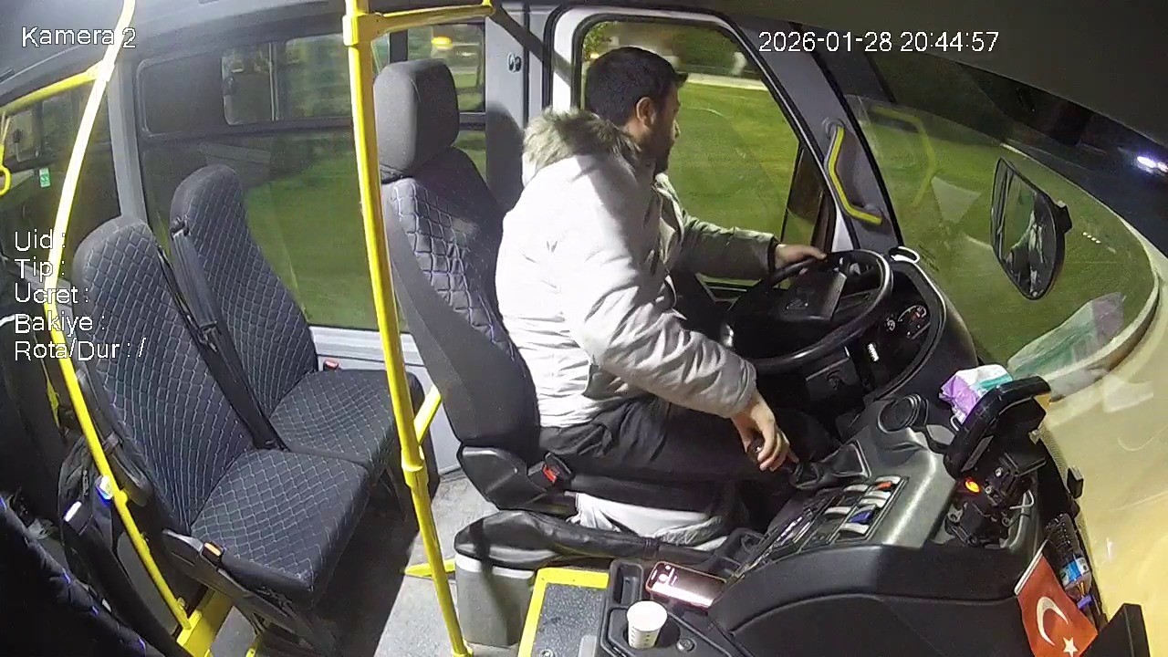 Bursa’da halk otobüsünde zamanla yarış...Kalp krizi geçiren yolcu için acile kırdı
