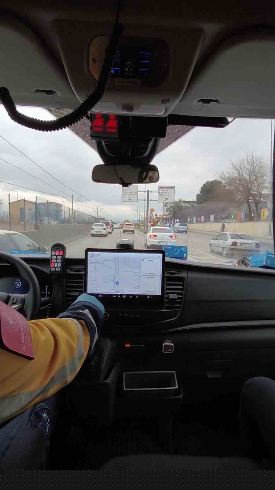 Bursa’da hayat koridoru açıldı Sürücülerden alkışlanacak hareket
