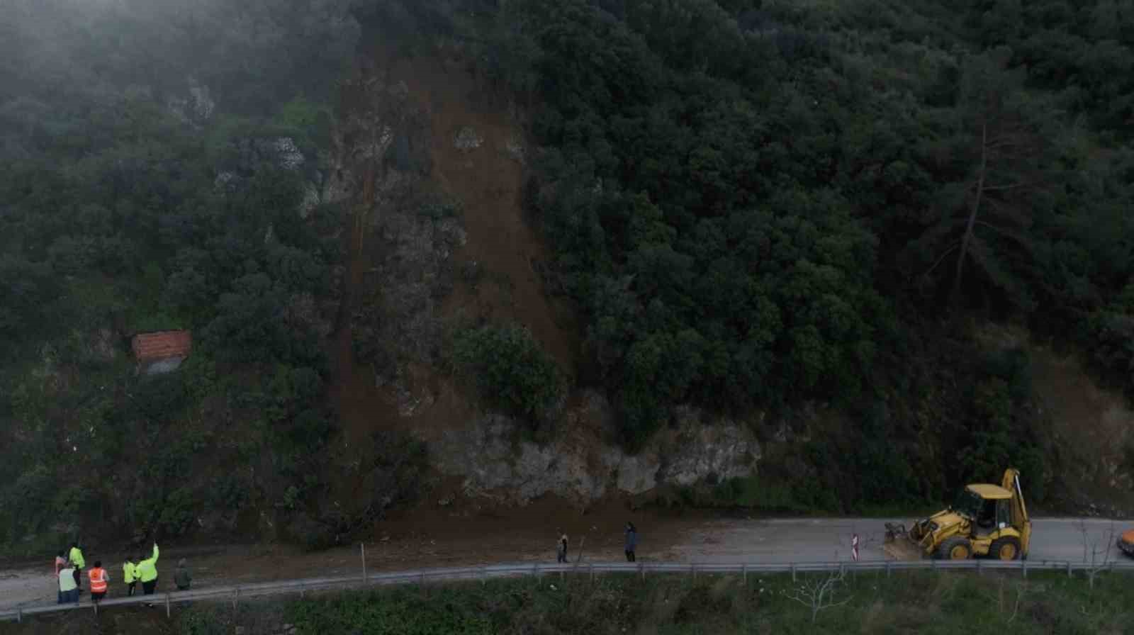 Bursa’da heyelan bölgesi temizlendi...Kayan bölge dron ile görüntülendi
