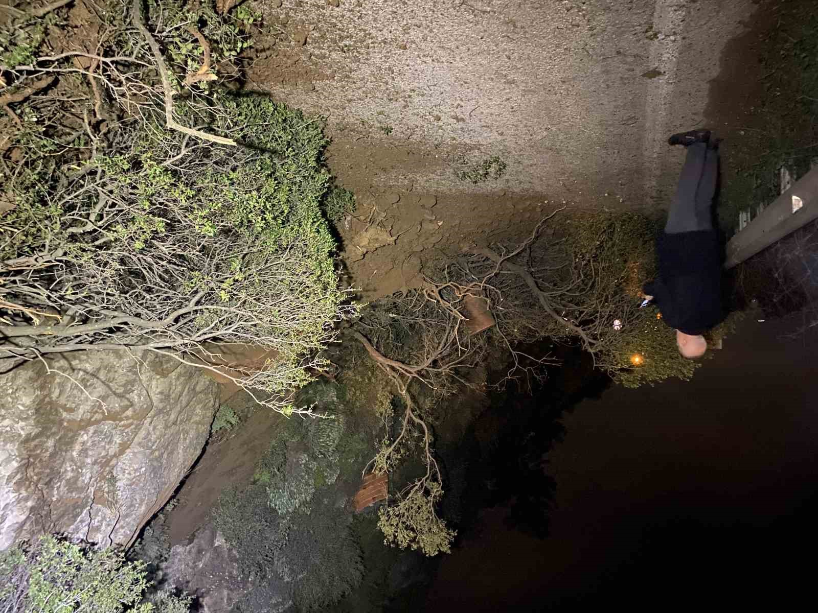 Bursa’da heyelan: Mudanya-Kurşunlu yolu trafiğe kapandı
