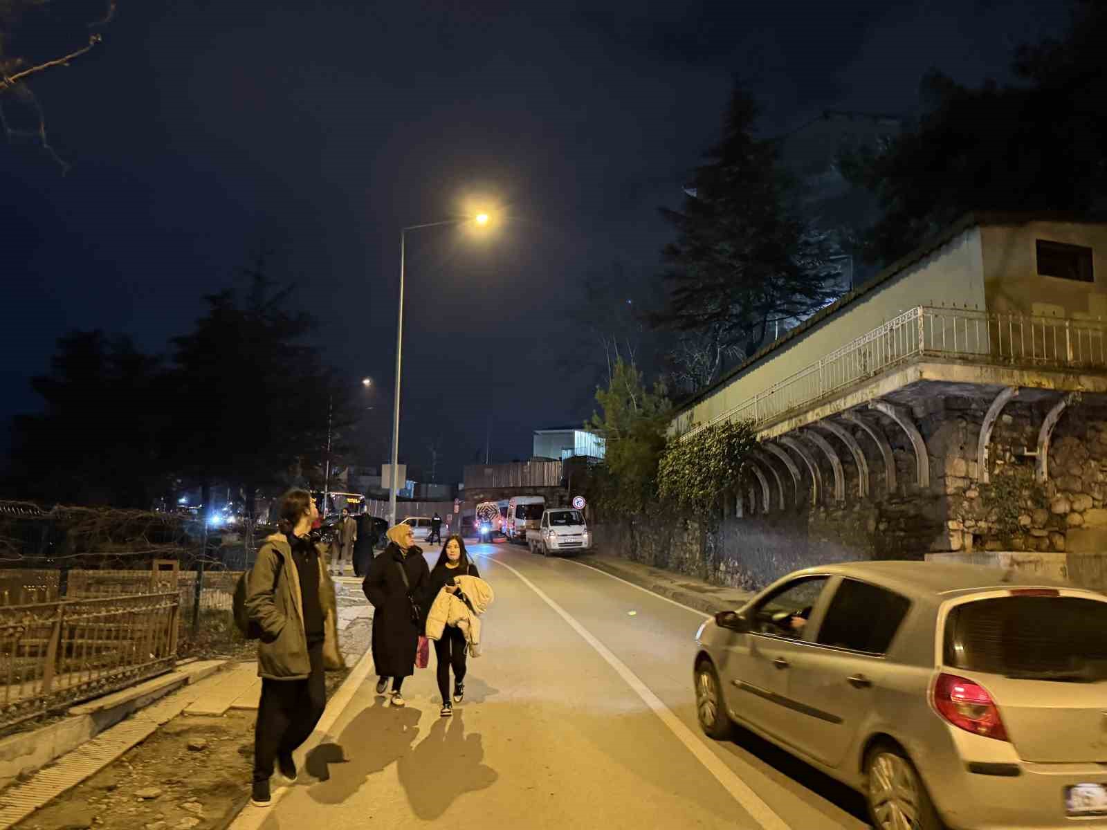 Bursa’da heyelan: Tophane-Muradiye yolu ulaşıma kapandı
