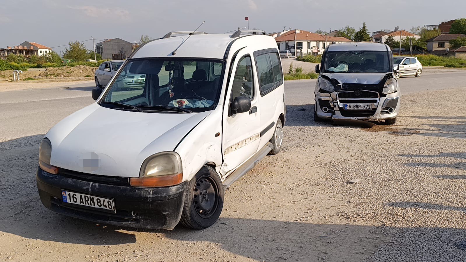 Bursa’da iki araç çarpıştı: 3 kişi yaralandı
