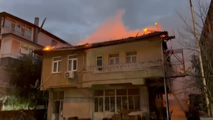 Bursa’da iki katlı evin çatısı alevlere teslim oldu
