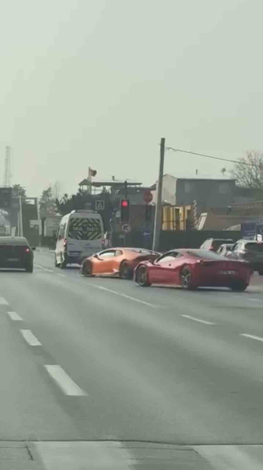 Bursa’da iki lüks otomobil trafik kurallarını hiçe saydı
