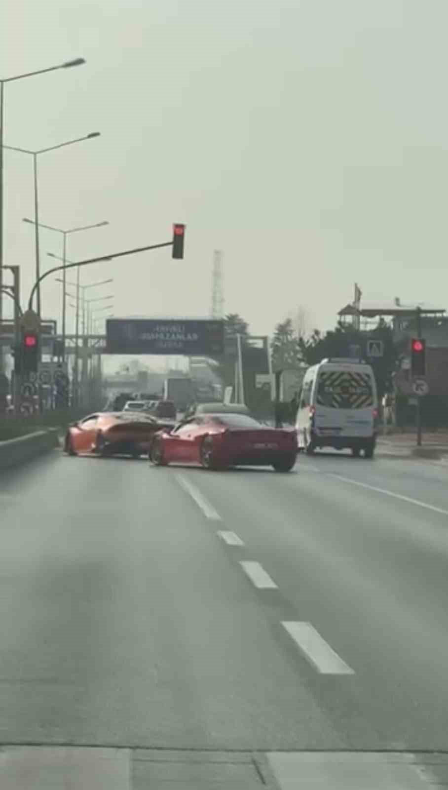 Bursa’da iki lüks otomobil trafik kurallarını hiçe saydı
